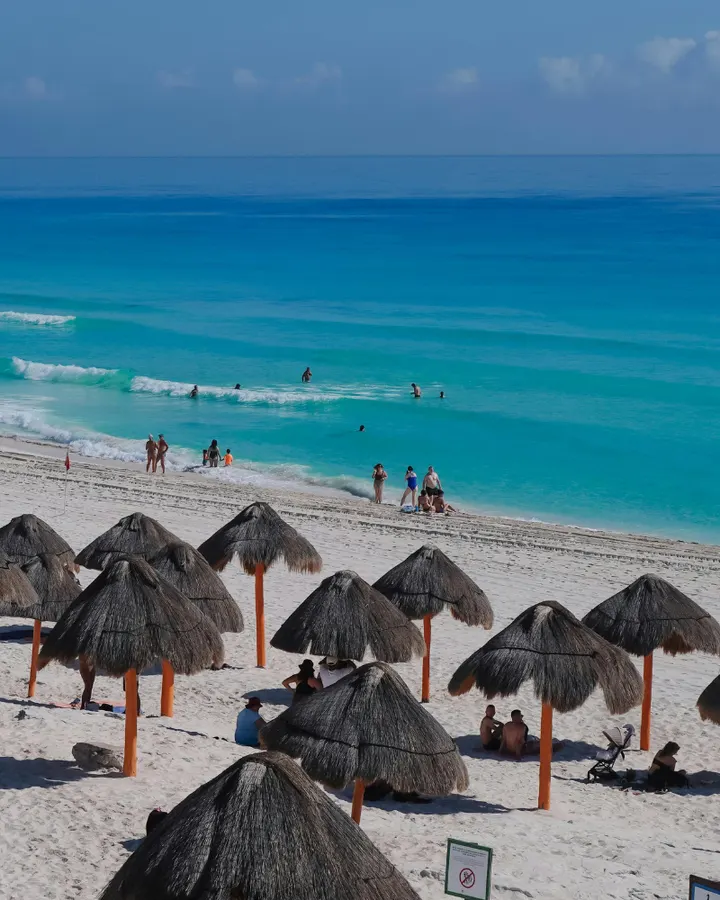 Playa de arena blanca y mar turquesa en Cancún, México